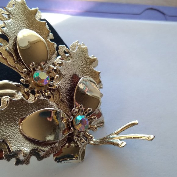 Silver tone oak leaf pin on brooch - Picture 1 of 5